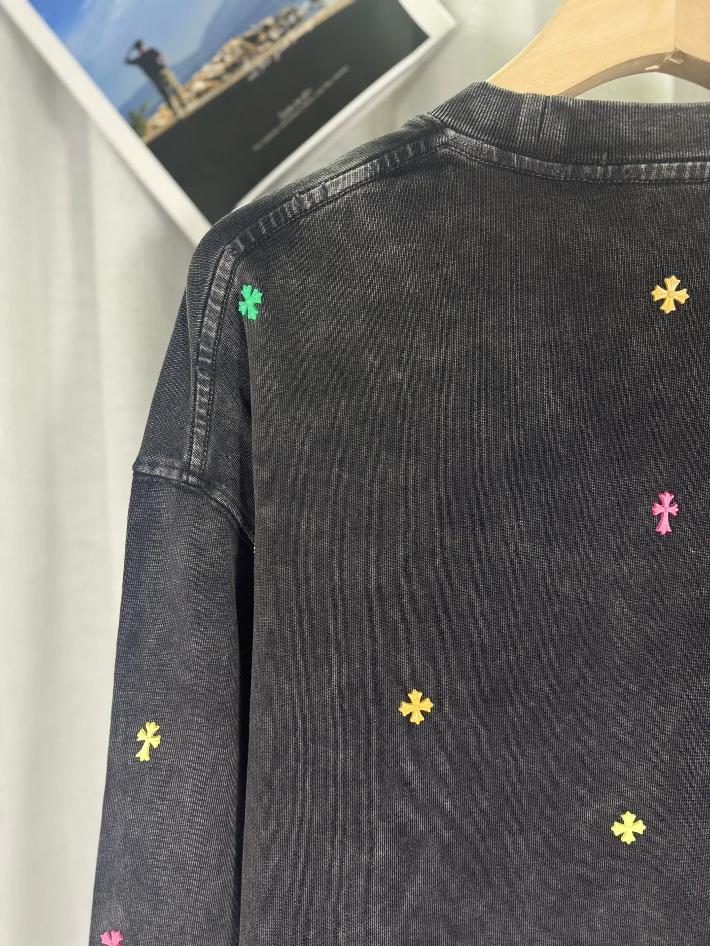 P250 top version, real shot without P, ​​different from market currency) 𝗖𝗵𝗿𝗼𝗺𝗲 𝗛𝗲𝗮𝗿𝘁𝘀/Cro Xin 2025 Autumn and Winter Starry Gypsophila Couple Casual Long Sleeve 👑The highest version! Customized fabric 320g fabric! Gypsophila cross hardware accessories, a hot-selling model at the counter, very comfortable to wear. Accessories: original molded and authenticated collar label ➕ 100% silk wash water label. Genuine purchase-grade original hangtag➕matching hanging rope➕3D hanging beads➕original packaging bag. Craftsmanship: The original version has consistent wiring! The highest version of the armhole matching technique! Color: Blue Black Size: S M L XL Style No.: 5173